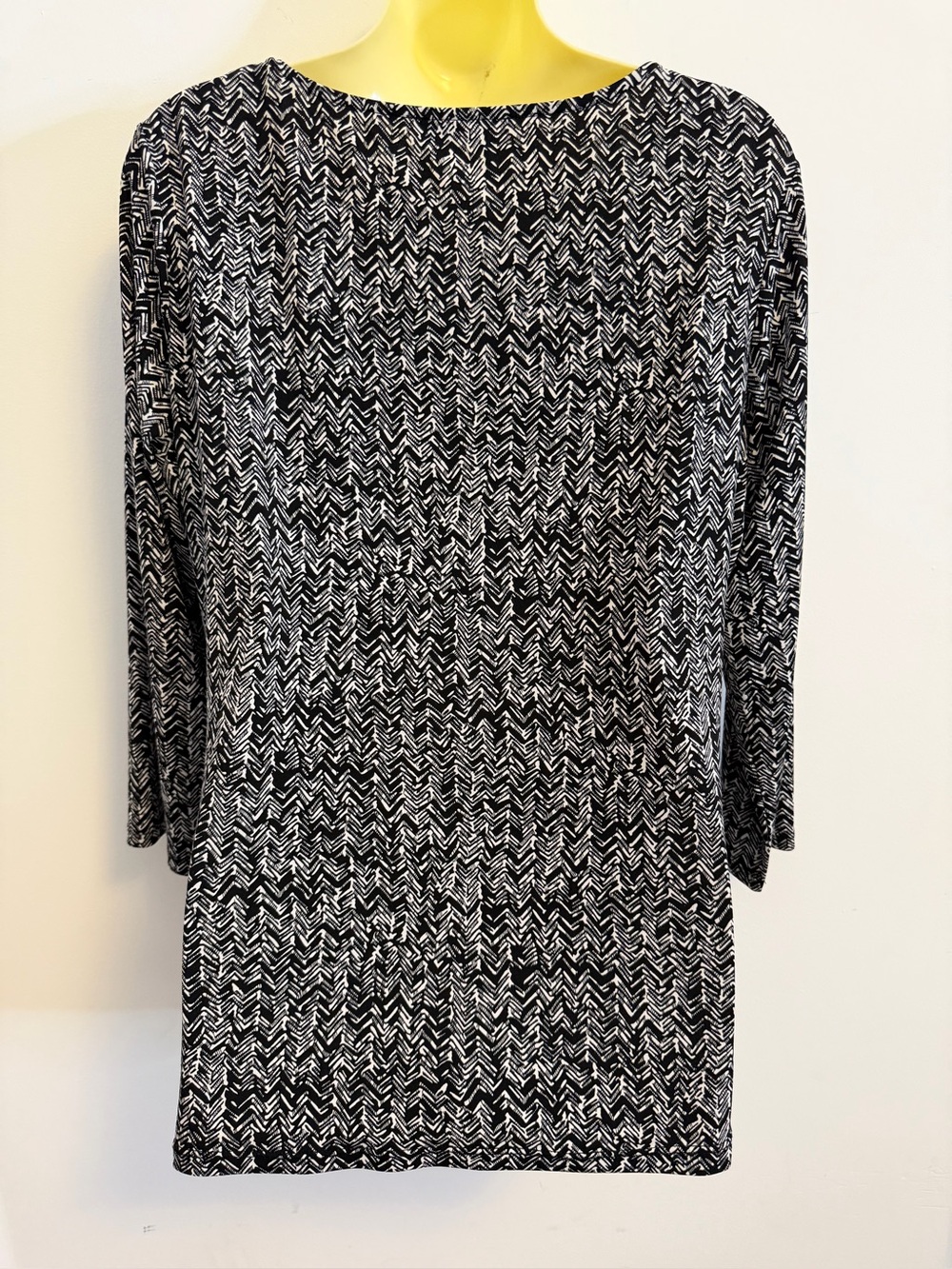 Peter Nygard Black and White Patterned Scoop Neck Top - Picture 2 of 7